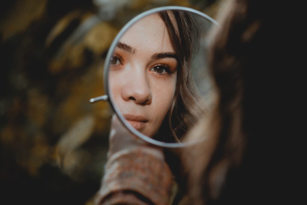 鏡を見つめる女性